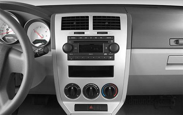 design extrieur de la Dodge Caliber: A mille lieux de la console de la Peugeot 407 avec ses inombrables minuscules boutons, la console centrale de la Dodge Caliber est simple, avec des gros boutons peu lgants mais fonctionnels. Un peu comme sur ma Citron ZX quoi.