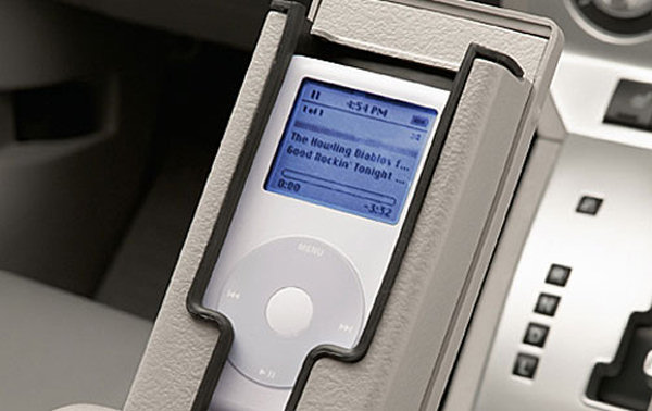 design extrieur de la Dodge Caliber: A ct du levier de vitesses, vous pouvez avoir un emplacement spcialement conu pour accueillir un iPod d'Apple. Plutt malin, en tout cas bien dans la tendance du moment. .